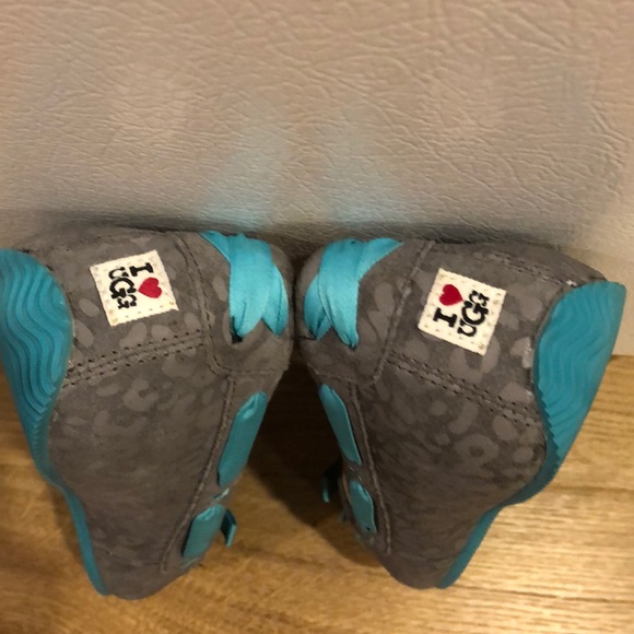 Ugg Slippers -Brand New Sz 6 - Picture 2 of 5